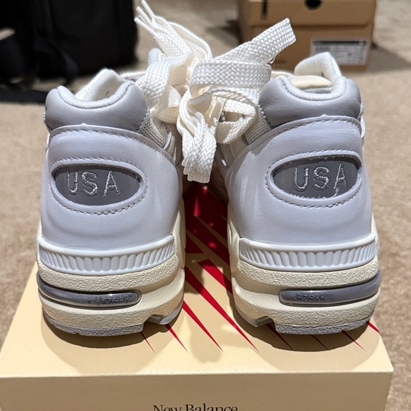 New Balance White and Gray Athletic Shoes M990TC2 - Picture 5 of 6